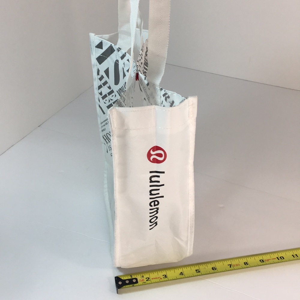 🤍NWOT🤍LULULEMON🤍WHITE & SILVER REUSABLE  BAG - Picture 13 of 15